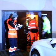 Automobil ženu přimáčkl k vratům garáže