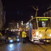 Střet vozidla s tramvají zastavil provoz na polovině náměstí