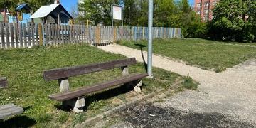 Žena zapálila své boty a oblečení u dětského hřiště