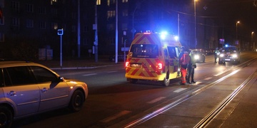 Střet dvou aut a tramvaje