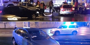 Noční nehody v Plzni - v kolejišti skončil opilec