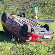 Převrácené auto i motorkář v příkopu
