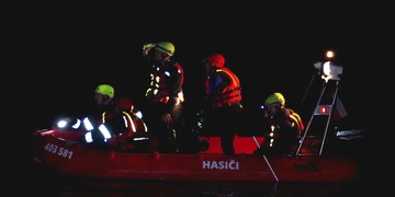 Děti si bez dovolení půjčily katamarán, který se s nimi ale uprostřed přehrady převrátil
