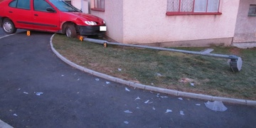 Opilý sedmnáctiletý mladík ukradl mámě auto a havaroval