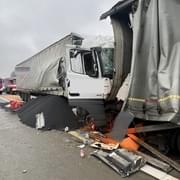 Střet kamionů uzavřel dálnici z Rozvadova na Plzeň