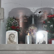 Neznámý pachatel rozstřílel hřbitov v Líních