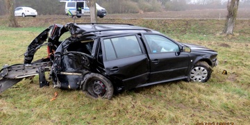 Kvůli vysoké rychlosti vylétl ze silnice a narazil do stromu