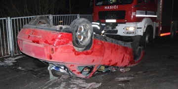 Parta mladíků jen tak pro zábavu převrátila auto