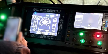 Tramvajačka si za jízdy hrála s mobilem, během toho bohužel srazila a usmýkala mladého muže