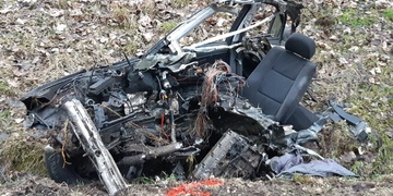 Náraz auto roztrhal na kusy, zemřeli dva mladí muži