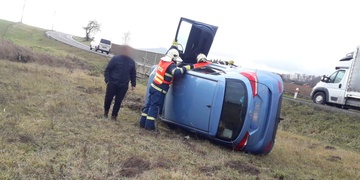 Řidička se otočila na psa a převrátila auto