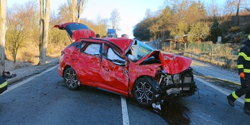 Čelní střet osobního vozu se stromem, řidič utrpěl vážné zranění hlavy