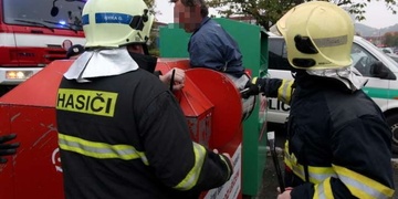 Další ňouma uvízlý v kontejneru. Někteří lidé se nikdy nepoučí, že i když dovnitř to jde, opačně to jít nemusí