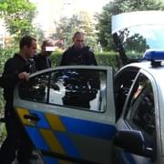 Řidiče z úkrytu dostával policista s pistolí v ruce