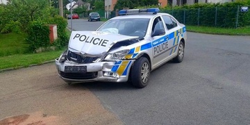 Policistům jedoucím k případu nedalo SUV přednost