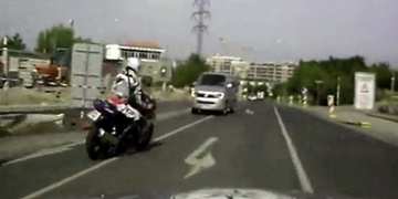 Policejní honička - motorkář bez papírů jel 150 a vzdát se nechtěl