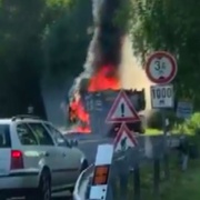 Tatra začala hořet za jízdy, pole od kombajnu