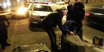 Opilec stavěl do vozovky popelnice