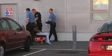 V převlékací kabince Tesco vymlaskla flašku vodky a zřídila se tak do němoty