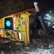 Nehoda na namrzlé vozovce se nevyhnula ani záchranářům