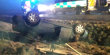 Auto se po smyku převrátilo na střechu