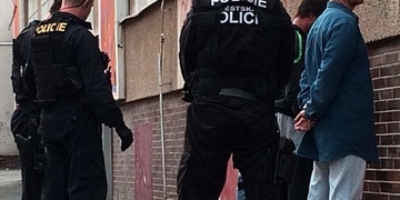 Hrdina: Viděl loupež, neváhal a vrhl se s klackem na pachatele