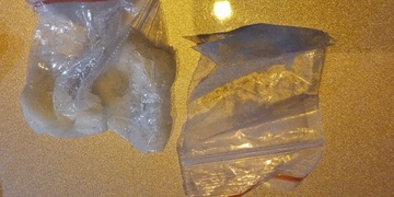 Dealera zadrželi s drogami v kapsách