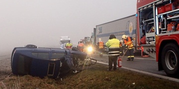 ZÁVAŽNÁ NEHODA: Hasiči zachraňovali muže a pak i živá kuřata