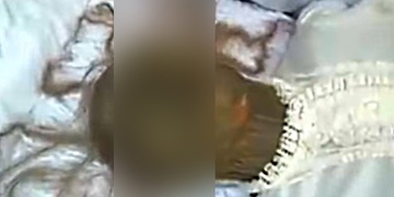 Dcera zastlala mrtvolu matky a žila s ní tři roky