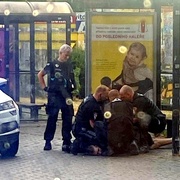 Muž napadal cestující i řidiče v trolejbusu, pak u něj našli nůž a kuklu