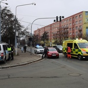 Telefonující chlapec vběhl přímo před auto