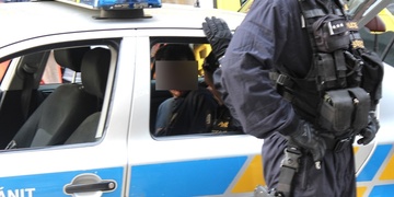 Cizinec rozflákal kusem betonu VW Touareg