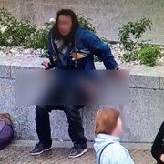 Žena močila u pomníku "Díky, Ameriko!"