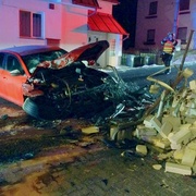 Silně opilý řidič nezvládl řízení, smetl kontejner, plynový sloupek a ještě prorazil plot