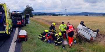 Po vyjetí ze silnice skončilo vozidlo na střeše