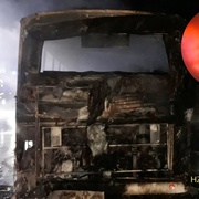 Na dálnici shořel autobus, na statku krmný vůz