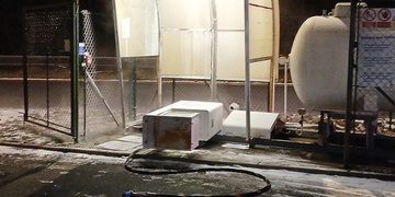 Řidič srazil plynový stojan a ujel, hasiči poté museli čerpačku evakuovat