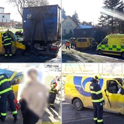 Střet poštovní dodávky s přívěsem nákladního vozu