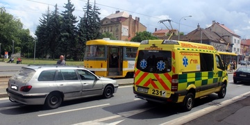 Sražení chodkyně zkomplikovalo dopravu na Klatovské