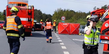 Tragická dopravní nehoda, jeden mrtvý, dva těžce zranění - aktualizováno