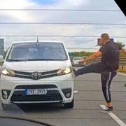 Na dálnici vybrzdil auto a rozkopal ho - prý k tomu byl vyprovokován