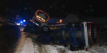 Řidič s cisternou skončil v příkopu