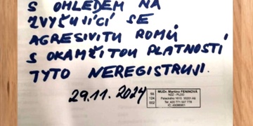 Cedulka vyvěšená v čekárně pediatrie rozdělila město na dva tábory