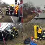 Seniora museli z převráceného vozu vyprostit hasiči