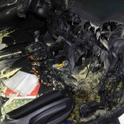 Zloděj si chtěl posvítit, zapálil auto