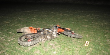 Motorkář bez řidičáku ujížděl policistům a pak havaroval