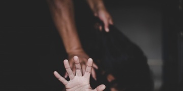 Ženu znásilnil, zbil a okradl