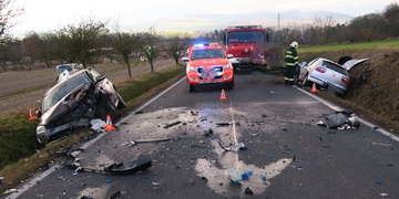 Při čelním střetu byli zraněni dva řidiči