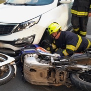 Ranní střet auta s motorkou