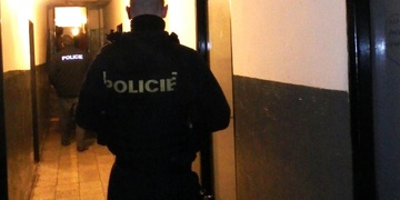 87letý senior uvízl ve vaně, kde ležel 14 hodin! Zachránil ho soused s policisty.